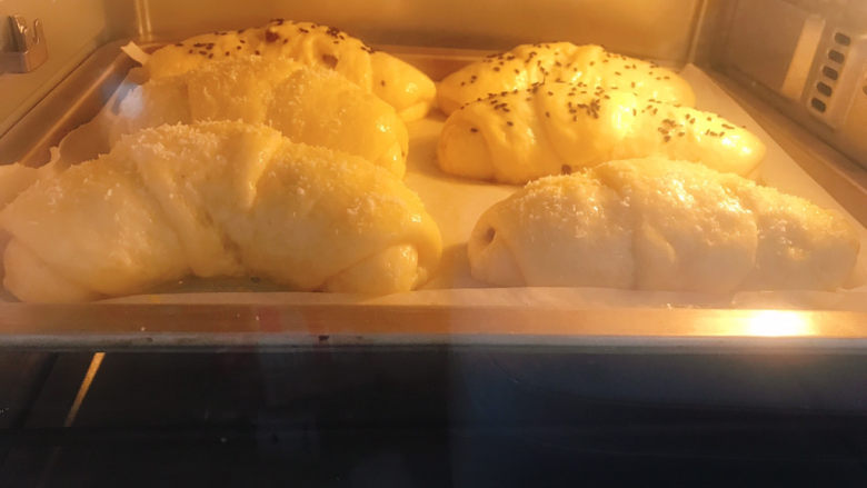 酸奶椰蓉面包卷,放入预热好的烤箱，上下火170度烤25分钟
注意观察面包上色，每个烤箱脾气不相同，温度可自行调节。