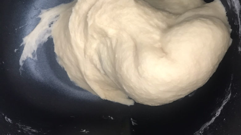 酸奶椰蓉面包卷,正在和面的，面包机和面比人功揉手套膜省事的多，等到时间到了，手能轻轻拉出手套膜就可以了，发酵1小时左右