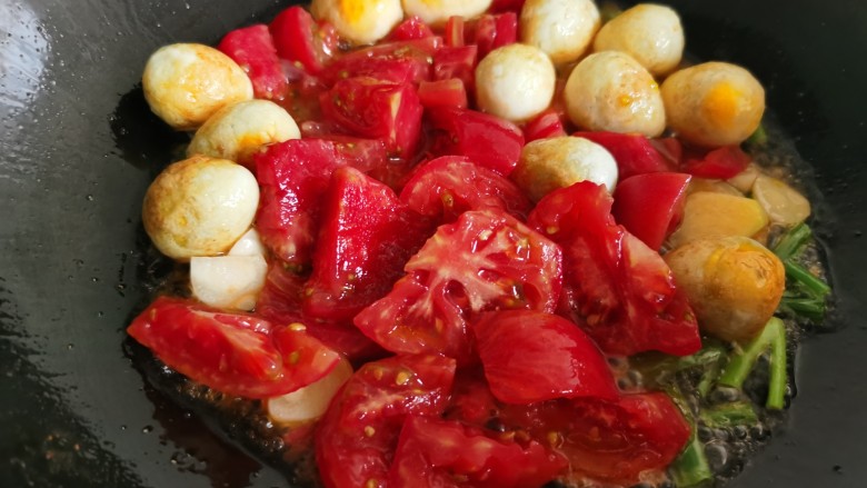 鹌鹑蛋焖土豆,加入切好的番茄和土豆。