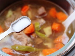 筒骨土豆胡萝卜汤,根据个人的口味加入适量的盐调味。