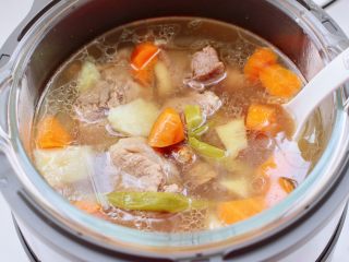 筒骨土豆胡萝卜汤,时间到鲜香可口的例汤就出锅咯。