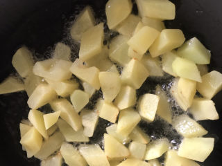 香辣孜然土豆,油热倒入土豆，翻炒至表面微黄