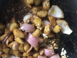 香辣孜然土豆,再加入洋葱大蒜末和适量盐翻炒片刻即可出锅