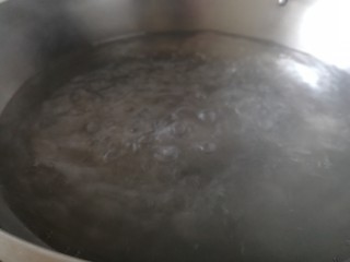 炝土豆丝,锅里水烧开。