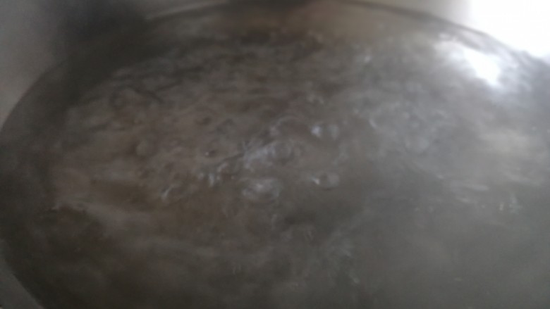 炝土豆丝,锅里水烧开。