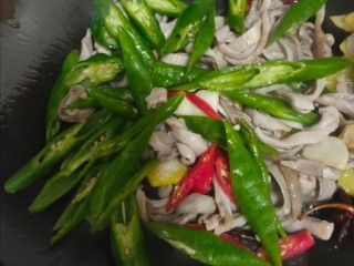 爆炒猪肚,随后把青红辣椒也放入锅中翻炒。