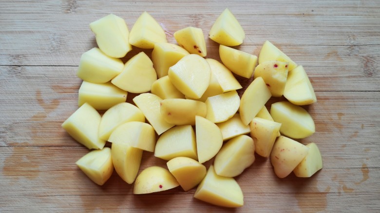 三黄鸡炖土豆,切成块用水泡上备用。