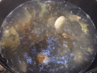 黄瓜皮蛋汤,加入适量开水煮2分钟