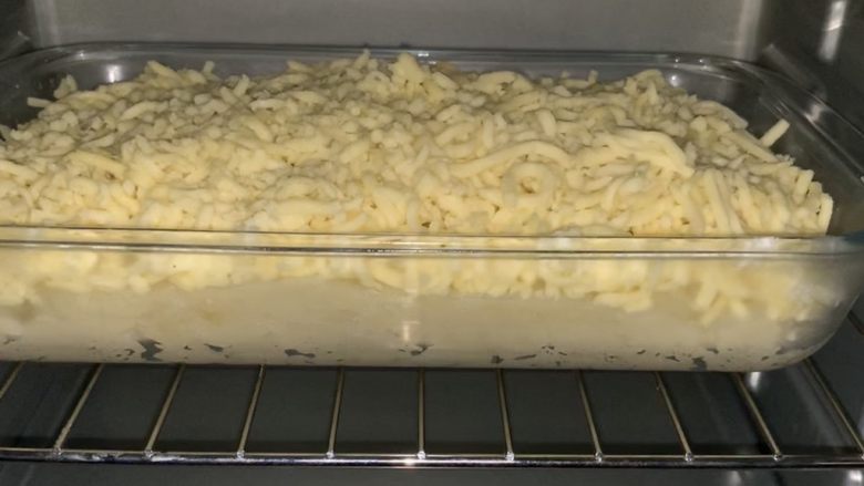 芝士焗土豆泥(简易版),烤箱200℃预热8分钟。