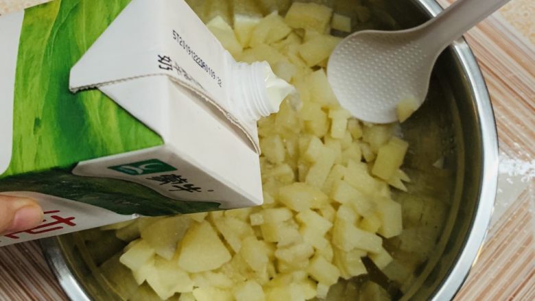 芝士焗土豆泥(简易版),加入牛奶。