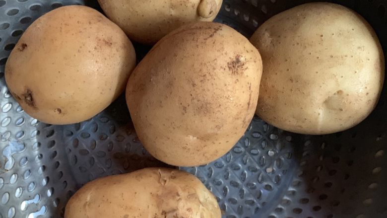 芝士焗土豆泥(简易版),选择个头差不多的土豆。