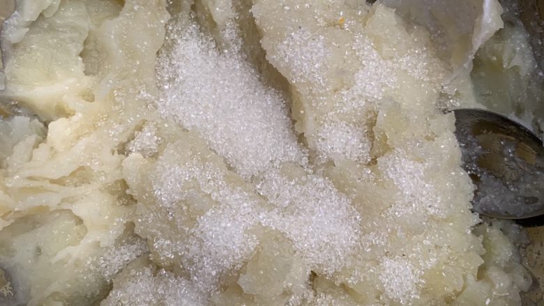 芝士焗土豆泥(简易版),加入白糖。