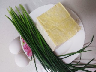 豆腐炒鸡蛋,准备食材。