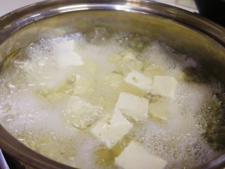 豆腐炒鸡蛋,豆腐开水里焯一分钟。