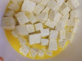 豆腐炒鸡蛋,轻轻搅拌均匀，让豆腐都裹上蛋液。