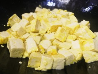 豆腐炒鸡蛋,文火翻炒均匀，炒至豆腐金黄盛出。
