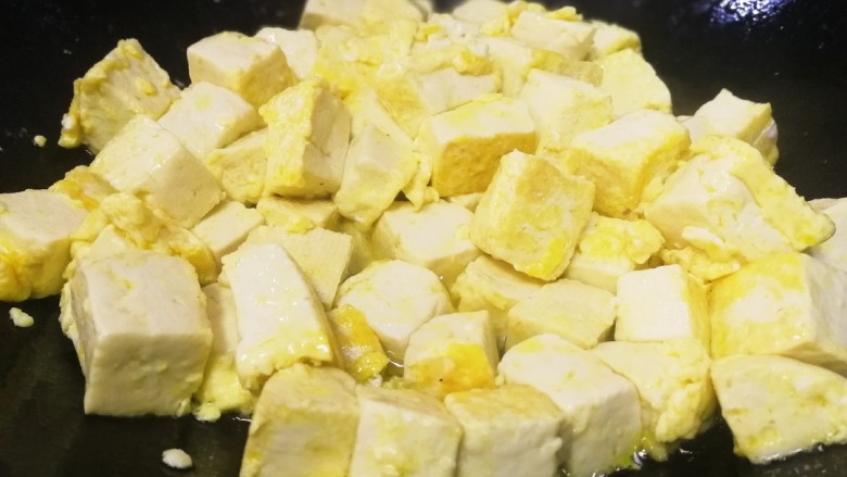 豆腐炒鸡蛋,文火翻炒均匀，炒至豆腐金黄盛出。