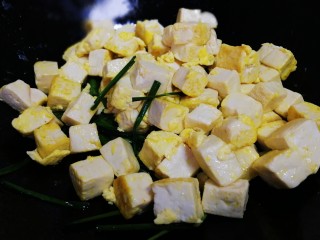 豆腐炒鸡蛋,放入鸡蛋豆腐。