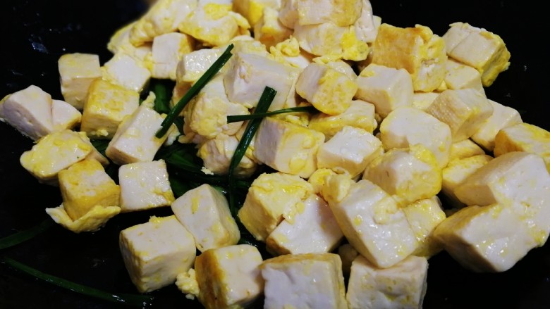 豆腐炒鸡蛋,放入鸡蛋豆腐。
