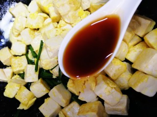 豆腐炒鸡蛋,淋一勺蚝油。