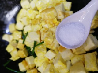 豆腐炒鸡蛋,洒一小勺盐。