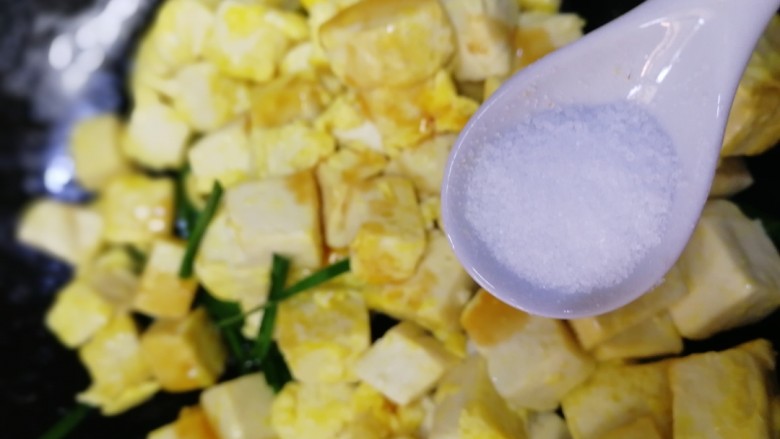 豆腐炒鸡蛋,洒一小勺盐。