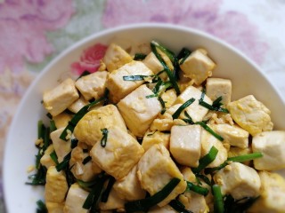 豆腐炒鸡蛋,盛盘。