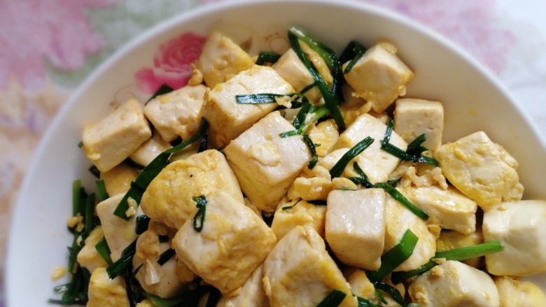 豆腐炒鸡蛋,盛盘。