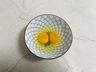 豆腐炒鸡蛋,鸡蛋打入碗中
