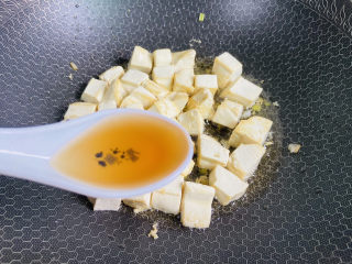 豆腐炒鸡蛋,烹入料酒