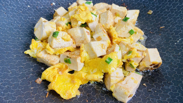 豆腐炒鸡蛋,炒匀