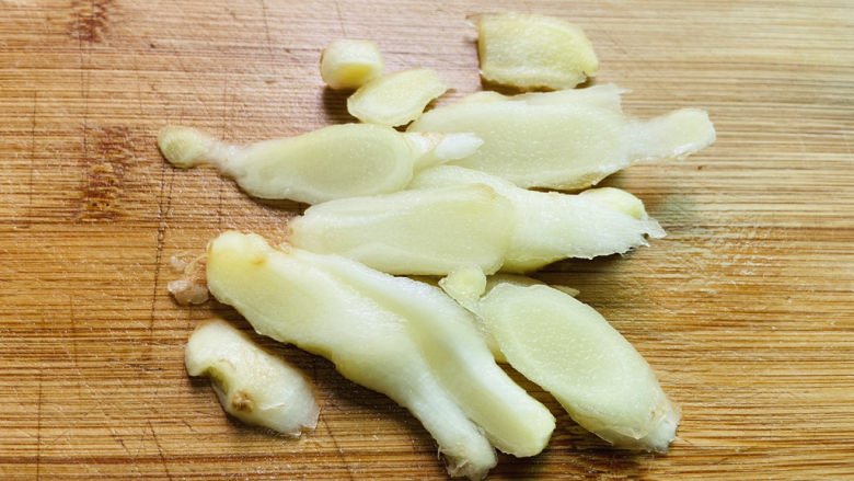 三黄鸡炖土豆,仔姜洗净切片