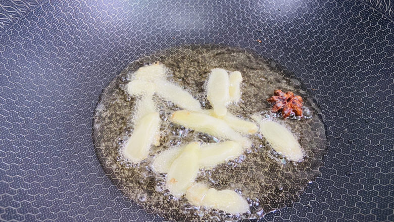 三黄鸡炖土豆,起油锅放入姜片、八角爆香