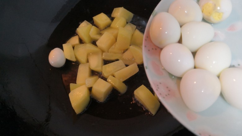 鹌鹑蛋焖土豆,把鹌鹑蛋，倒入锅中