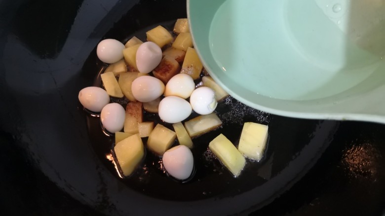 鹌鹑蛋焖土豆,放入水500克