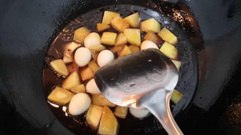 鹌鹑蛋焖土豆,用铲子，翻拌均匀