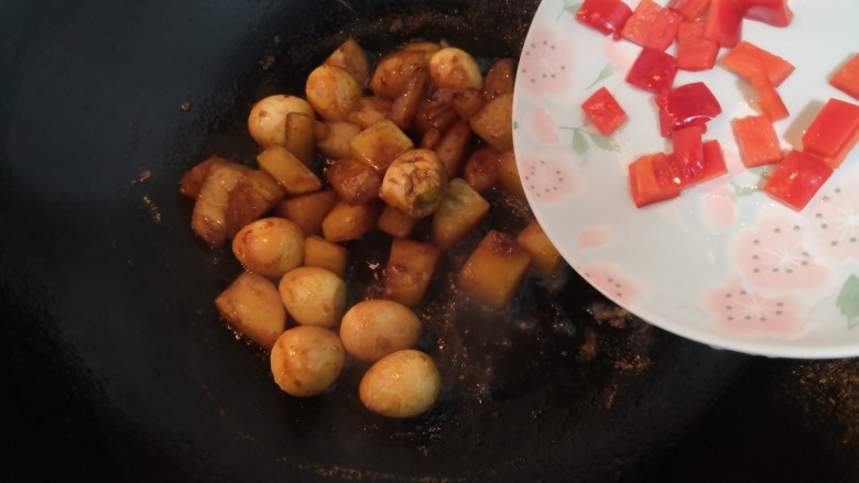 鹌鹑蛋焖土豆,时间到，放入红椒