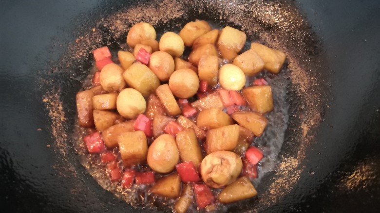 鹌鹑蛋焖土豆,大火收汁后，关火