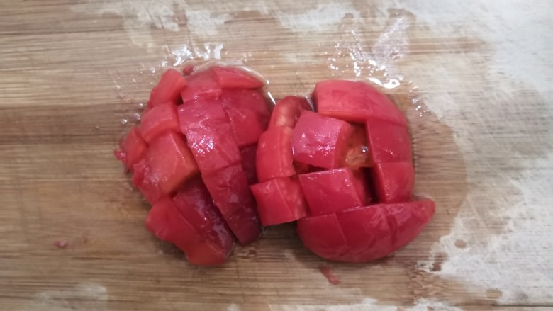 紫菜虾皮汤,把番茄，切成小块，备用