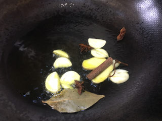 红烧鹌鹑蛋,锅里放少许的油，爆香生姜大蒜，香叶，桂皮和八角