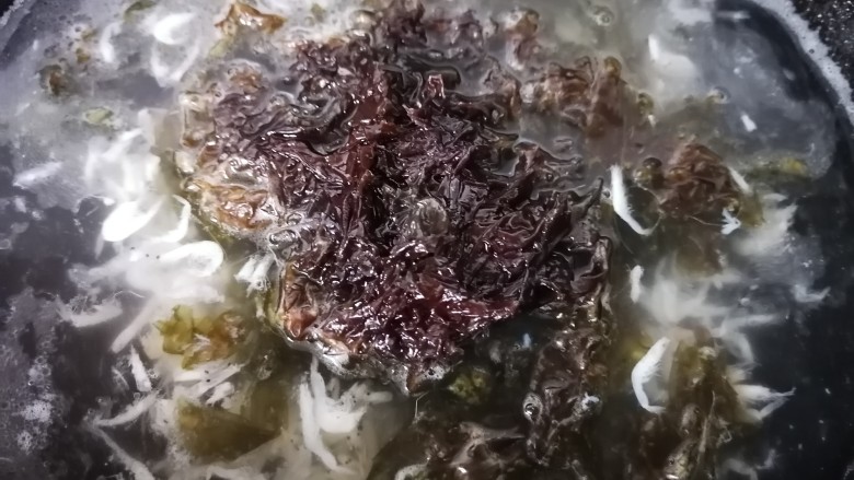 紫菜虾皮汤,水烧开放入紫菜