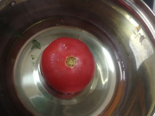 番茄肥牛酸汤泡面,放到开水里滚动烫一下。