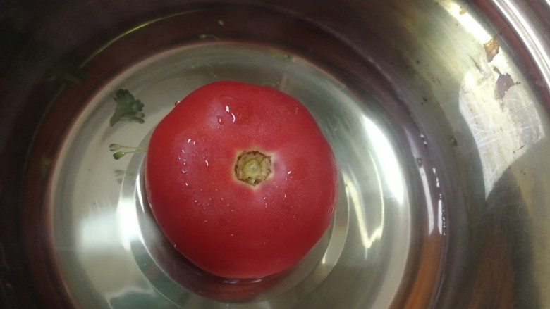 番茄肥牛酸汤泡面,放到开水里滚动烫一下。