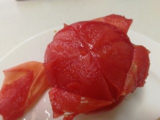 番茄肥牛酸汤泡面,烫过很好剥皮。