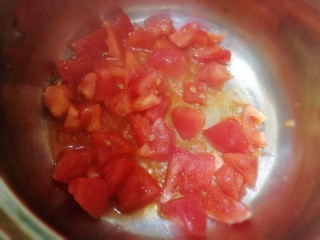 番茄肥牛酸汤泡面,锅里倒入一点油，放入番茄丁，小火炒出汁。