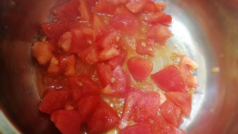 番茄肥牛酸汤泡面,锅里倒入一点油，放入番茄丁，小火炒出汁。