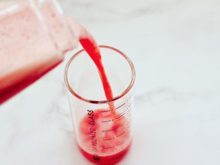 樱桃草莓冰爽果汁,倒入自己喜欢的杯子里。