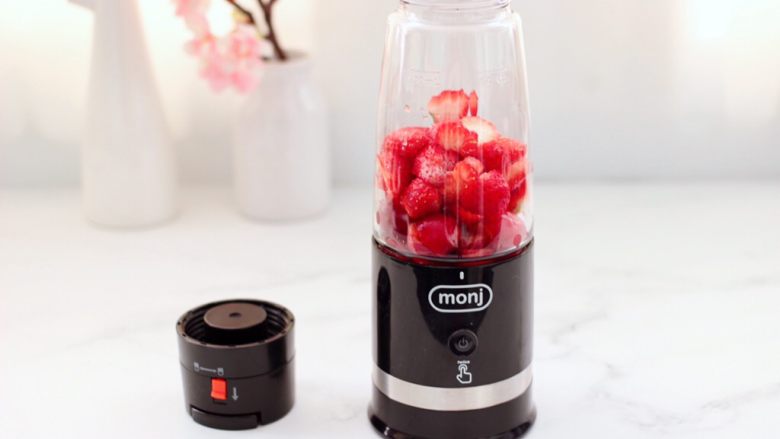 樱桃草莓冰爽果汁,把樱桃和草莓放入monj 真空榨汁杯里，这样打出来的果汁不会氧化口感好。