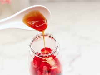 樱桃草莓冰爽果汁,这个时候加入蜂蜜，也可以加白糖或是蜜糖，随个人喜好选择。