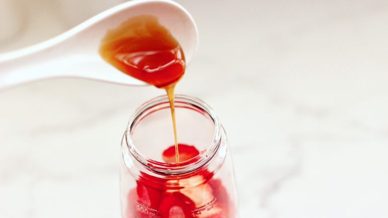 樱桃草莓冰爽果汁,这个时候加入<a style='color:red;display:inline-block;' href='/shicai/ 865'>蜂蜜</a>，也可以加白糖或是蜜糖，随个人喜好选择。